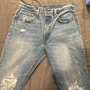 LEVIS ripped jean, no stretch, rigid Jean, ripped knee, straight leg,high waist
